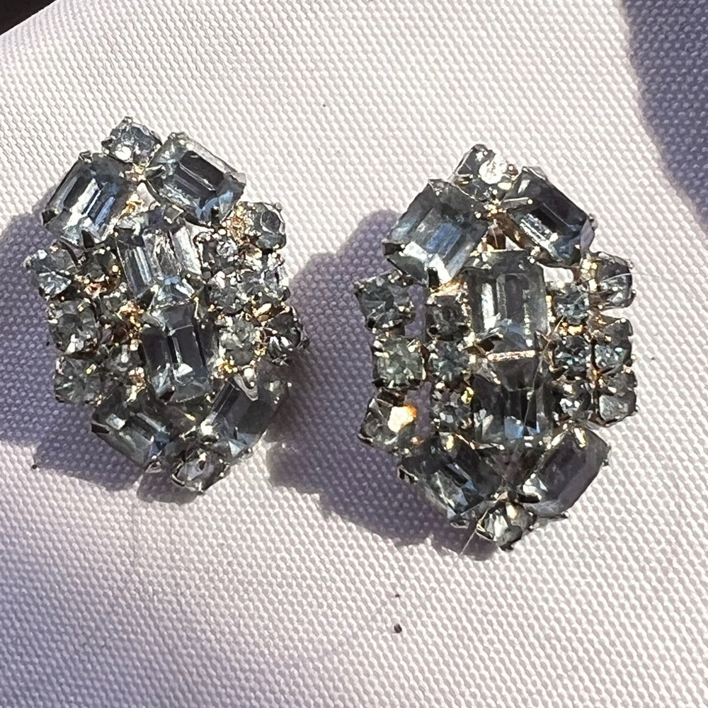 Vintage Art Deco aquamarine blue stone Silver Rhinestone Clip Earrings 1.5” 14g - Picture 9 of 12